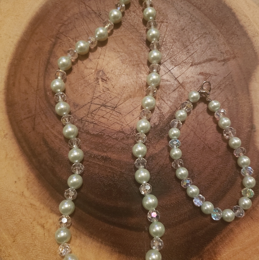 Handmade bracelet and necklace (jewelry)
